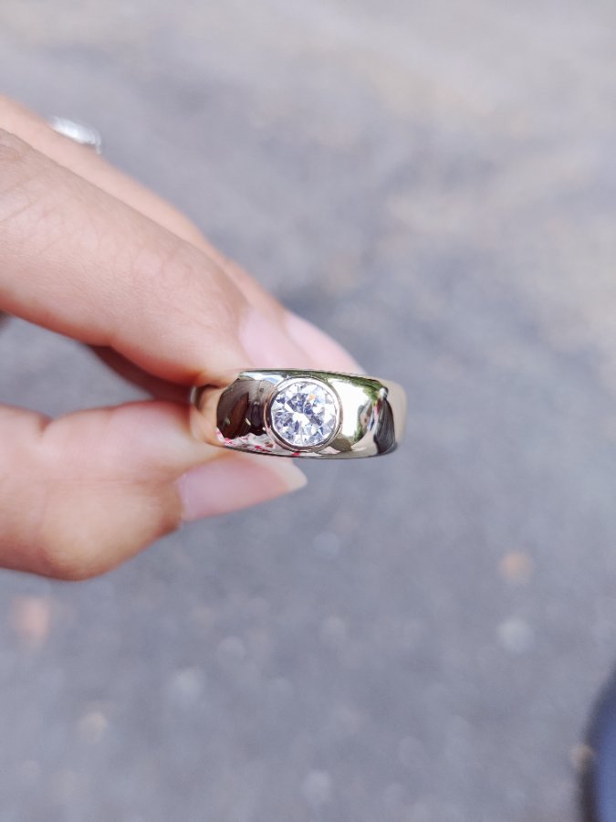 Rubover set round diamond band